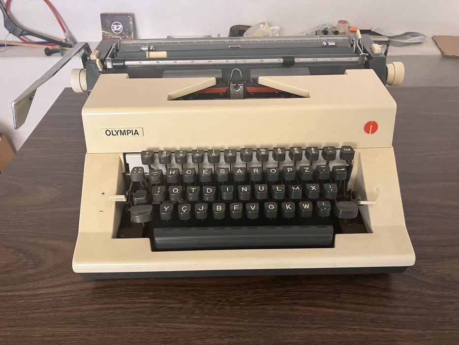 Máquina de escrever antiga Olympia