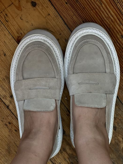 Бежеві замшеві лофери