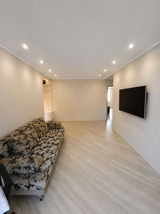 Продам 3-кімнатну квартиру з капітальним ремонтом біля метро Салтівка 3\12  62000 у.е. К2