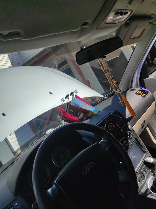 Машина на повному ходу сів і поїхав.