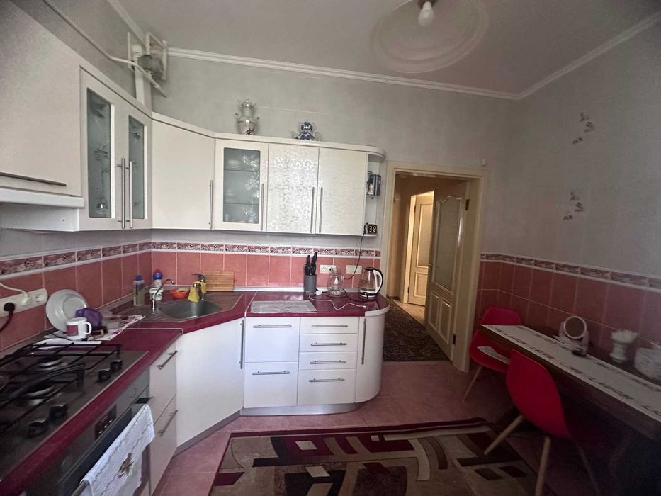 Продам трикімнатну квартиру Лятошинського