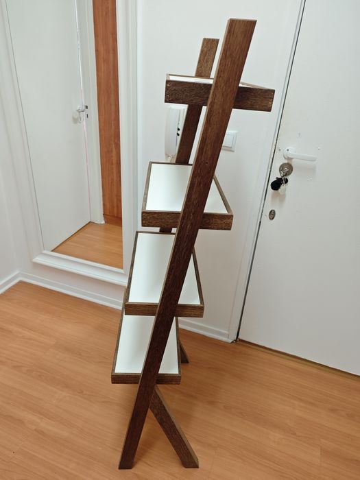 Estante em Madeira de Qualidade