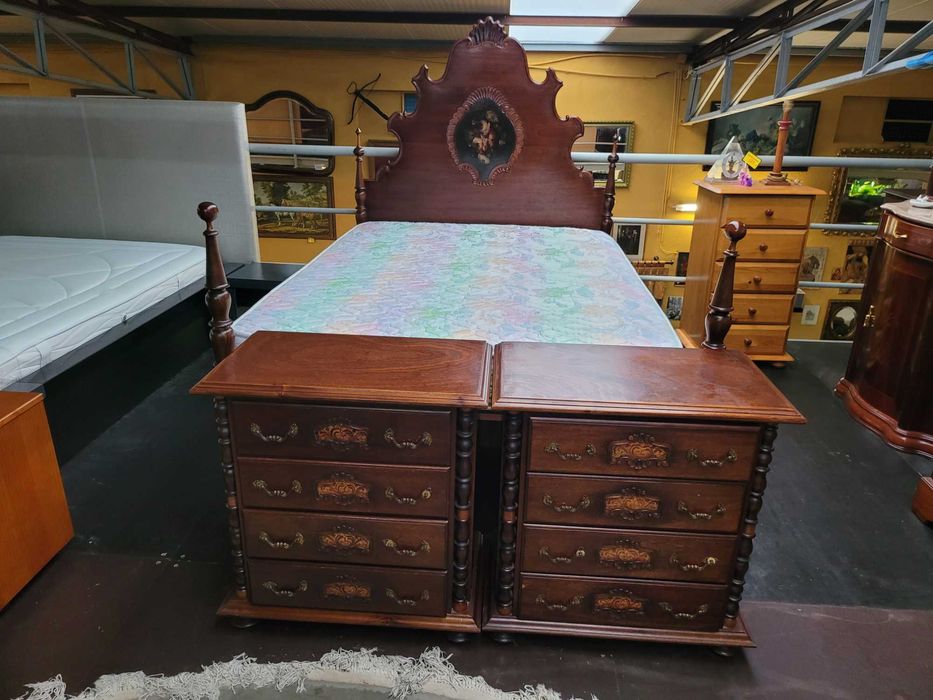 Lindíssima cama antiga com estrado e colchão - Muito bom estado geral