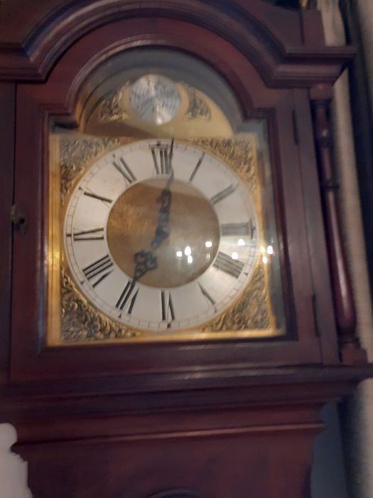 Relógio de pé muito antigo em bom estado.