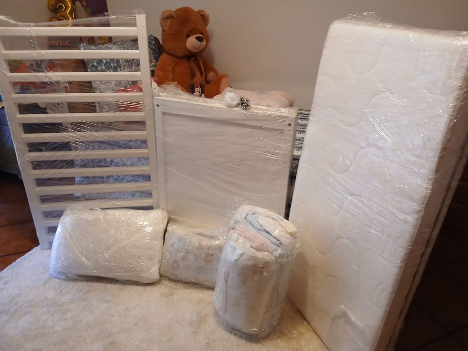 Berço de bebé + roupa de cama