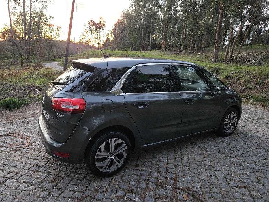 Carro como novo sem nada pendente , revisado incluído distribuição