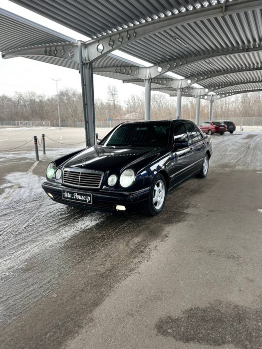 Mercedes Benz E210