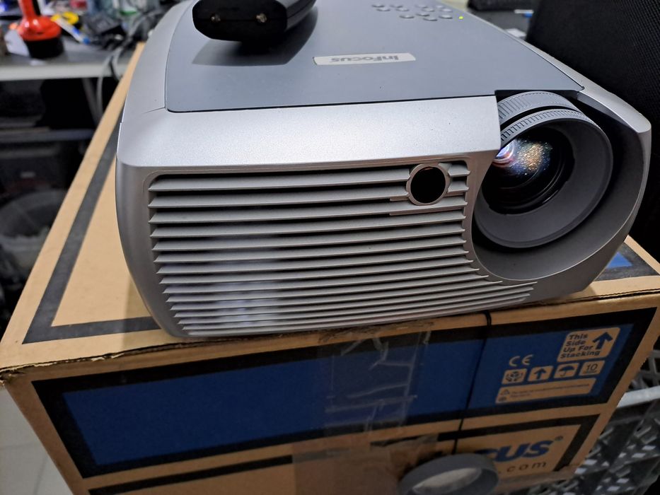 Projetor Vídeo Infocus X2 2000:1 de contraste. 2000 Lúmenes Até 9.8m