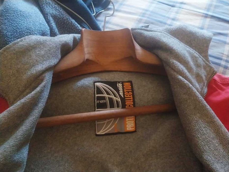 Casaco tipo impermeável com capuz