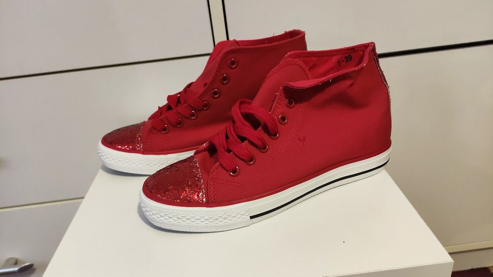 Trampki za kostkę damskie czerwone cekiny roz 38,37, 39 oraz 41