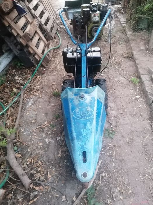 Vendo 3 motocultivadores com alfaias, vai do preço e a gosto do Comprador e tenho um corta relva para vender por 50€