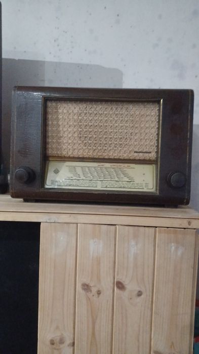 Radio de 1952 a funcionar.  Em bom estado de conservação