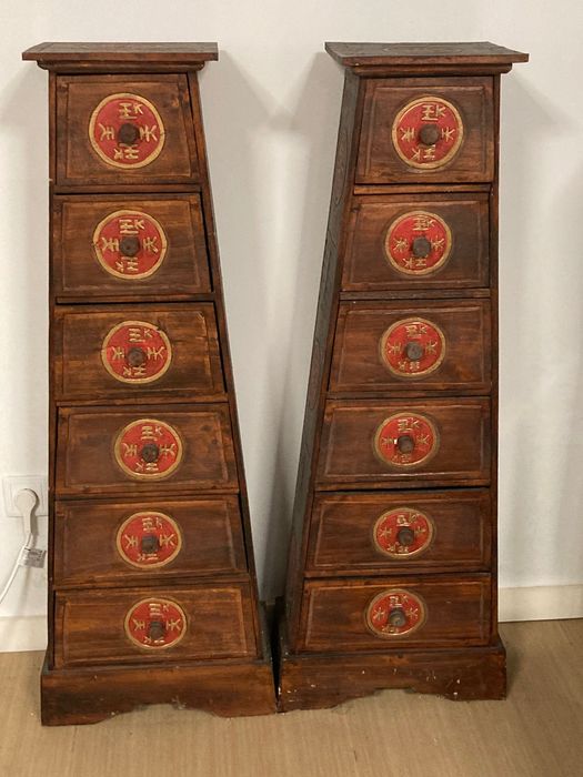 Armário em madeira com gavetas