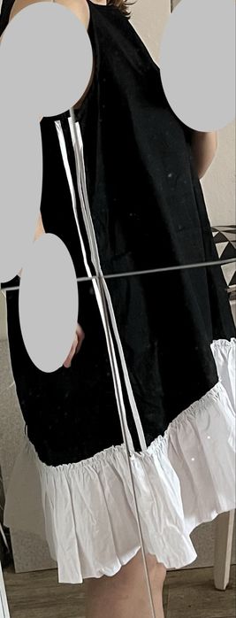 Чорна сукня з білими рюшами