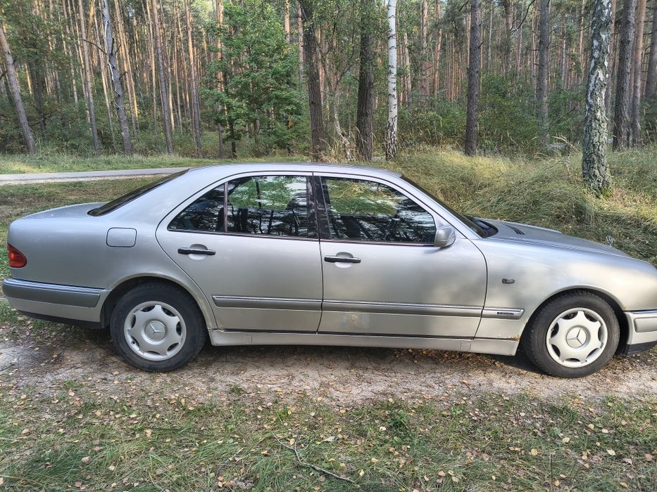 Mercedes-Benz e220D 1996r