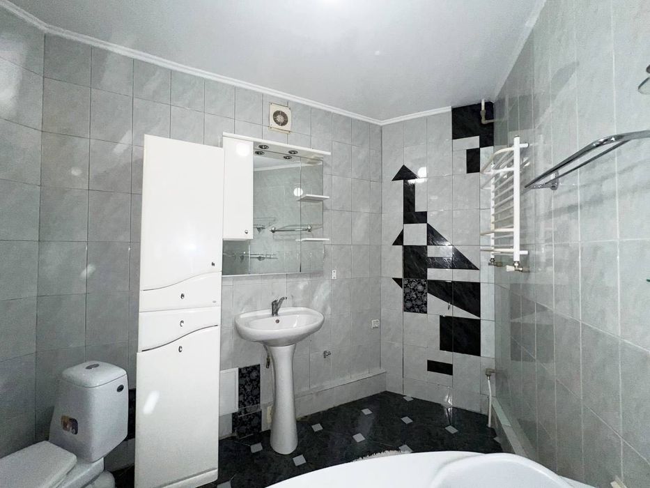 Продаж 3к квартири з якісним ремонтом неподалік центру міста