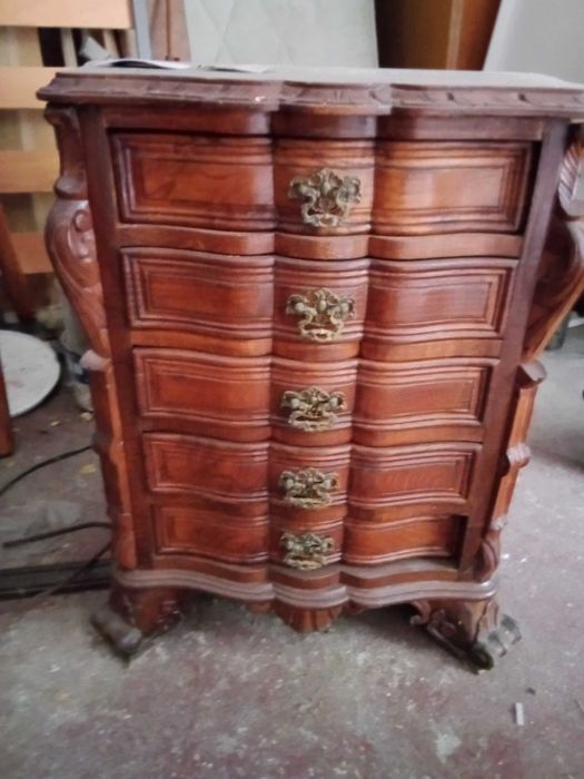 Duas mesinhas de cabeceira estilo