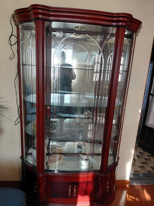 Móvel Vitrine de Canto Clássico em Madeira e Vidro (Excelente Estado)