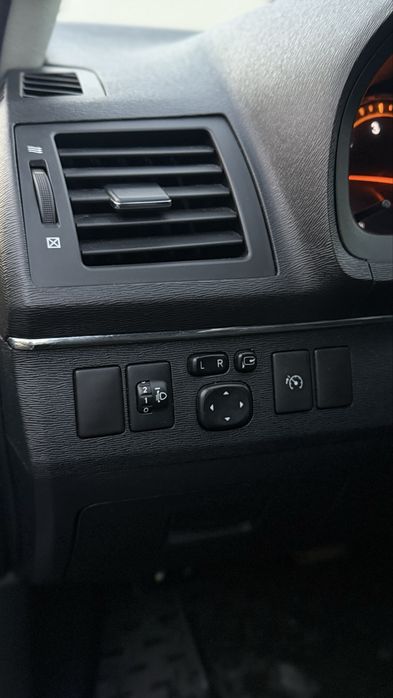 Toyota Avensis.