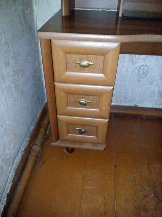 Туалетный столик с зеркалом от гарнитура