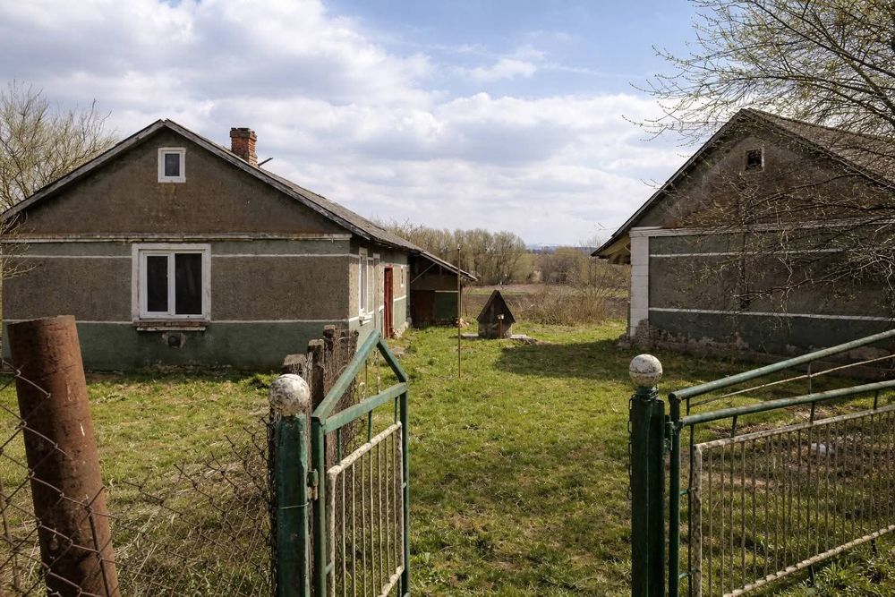 • Продам дві земельні ділянки  (газ, електрика)