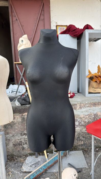 Manekin czarny z stojakiem