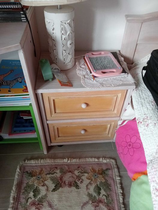 Cama de solteiro, roupeiro, estantes/ Quarto completo para uma menina(madeira)