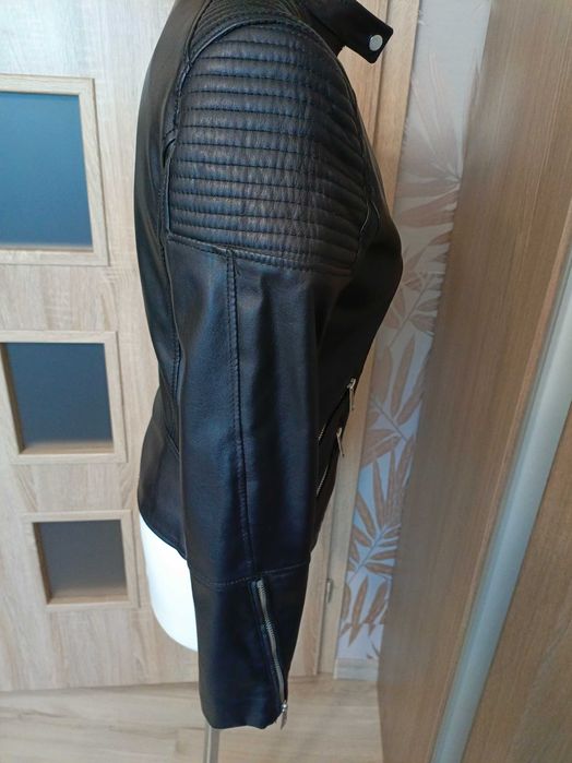 świetna czarna ramoneska z zamkami