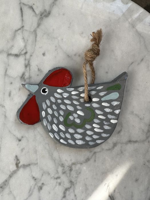 Szara gliniana kura ceramiczna boho handmade zawieszka wielkanoc