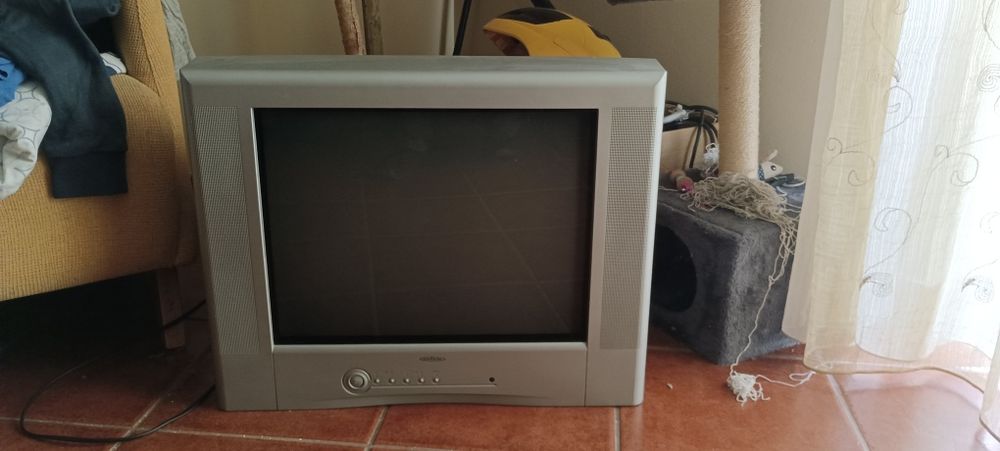 Vendo TV antiga para desocupar