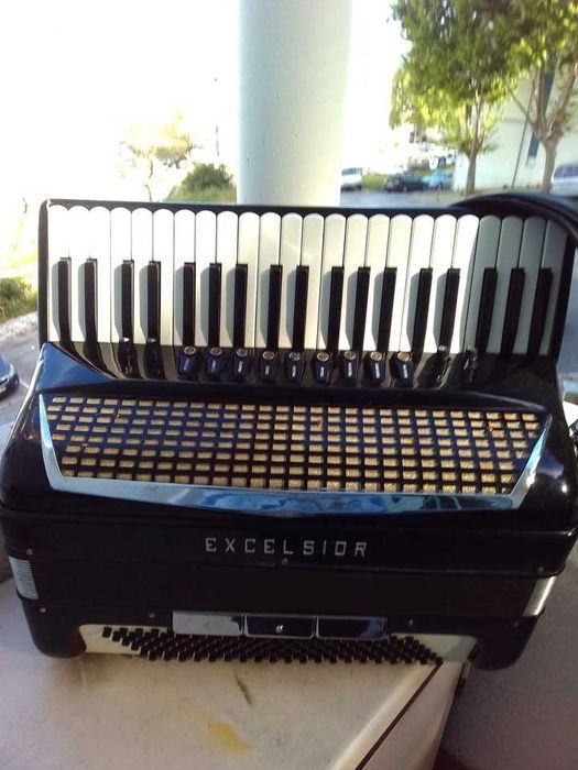 Acordeão Excelsior modelo 320, à 4a voz, 120 baixos, italiano - com mala e acessórios - afinado - excelente - com possibilidade de captação