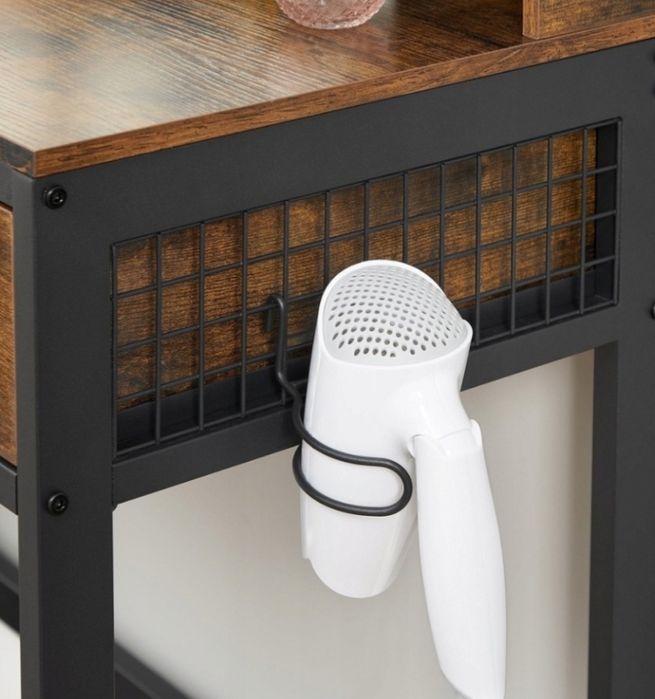 Toaletka rustykalna z lustrem i stołkiem.