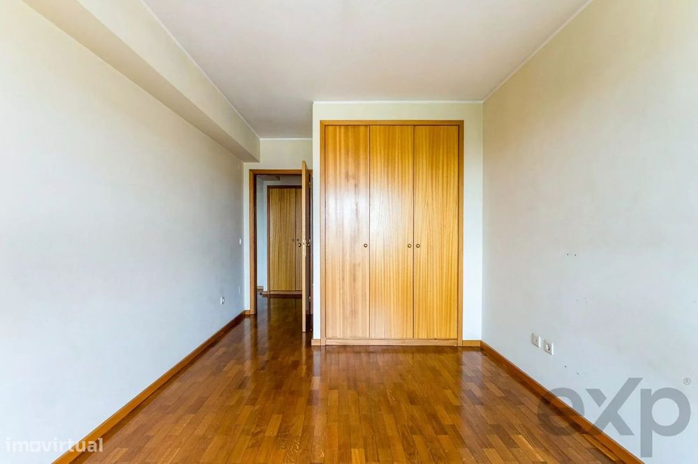 T1 no 4.º e último piso com elevador, varanda poente, garagem e vistas