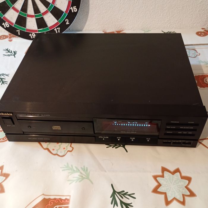 odtwarzacz płyt kompaktowych to model Technics SL-PJ27A.