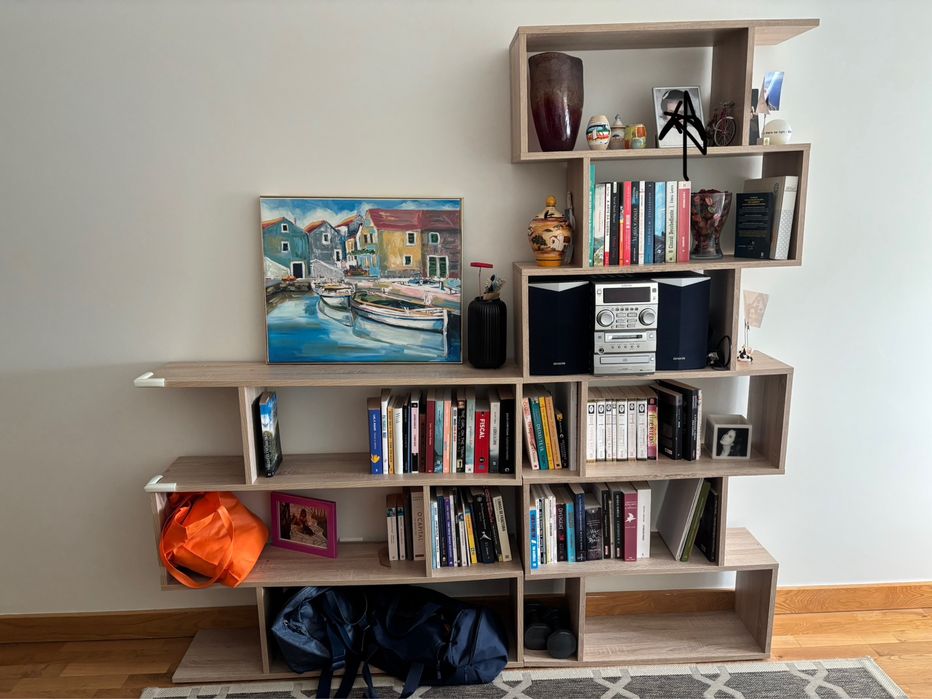 Estante castanha parede