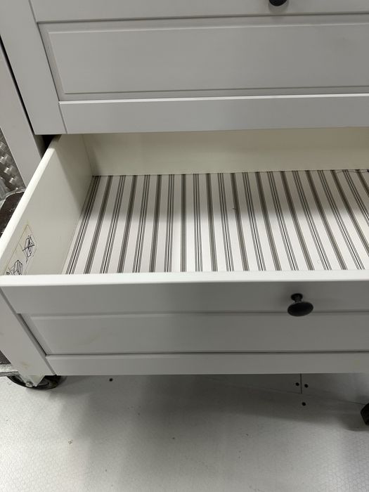 Muda Fraldas com comoda Ikea