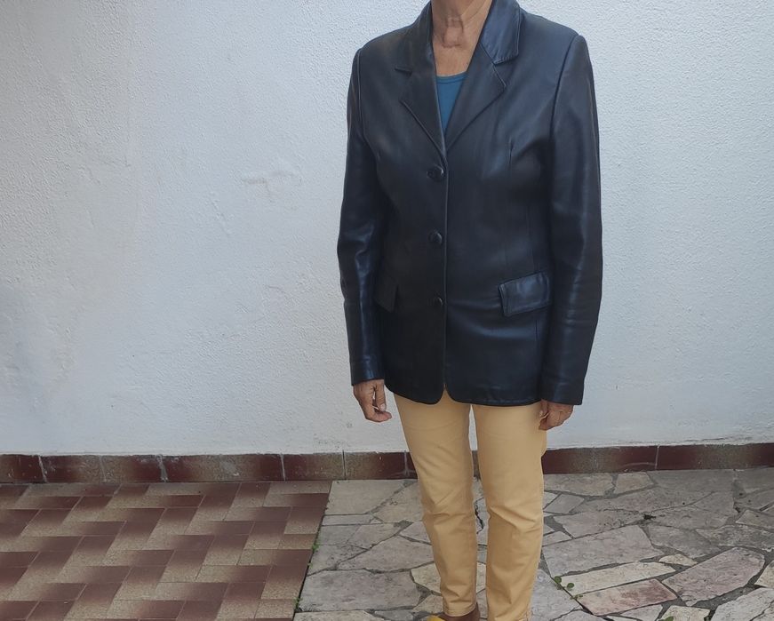 Casaco.   Preto  em pele genuína