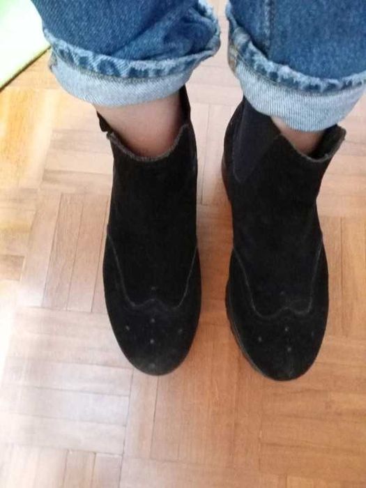 Botas com plataforma de camurça pretas