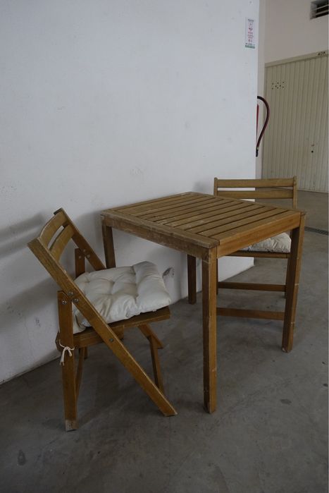 Conjunto Mesa Jardim com 2 Cadeiras e Coxim