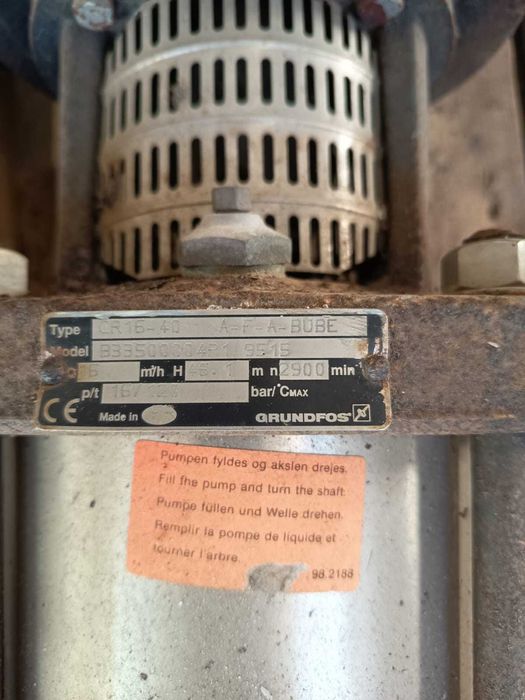 Grupo de bombagem de água Grundfos com quadro e tubagem inox