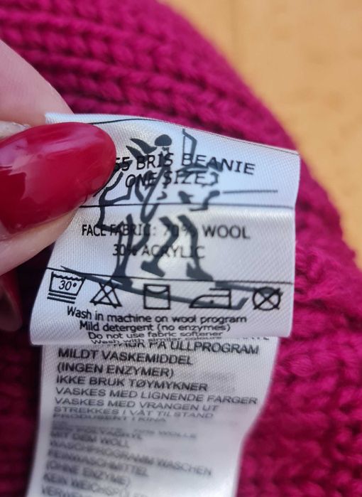 b. Bergans bardzo ładna wełniana czapka