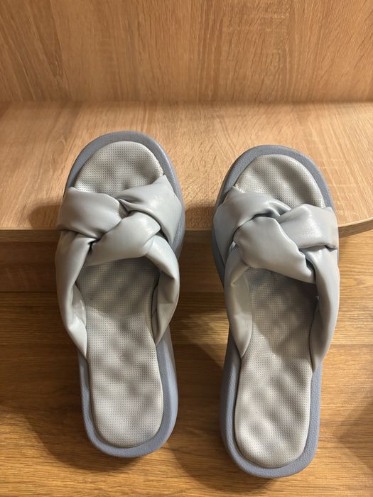 Шльопки грлубого кольору