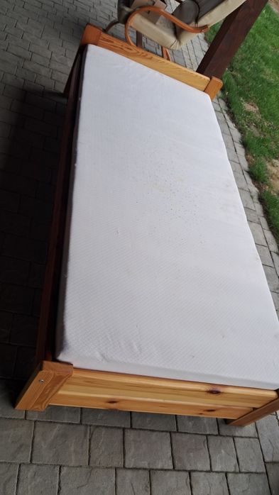 Łóżko sosnowe plus materac 90 bardzo mało uzywane