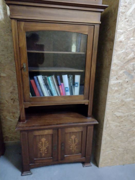 Stara biblioteczka secesyjna
