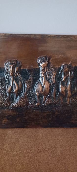 Miedziany obraz sygnowany ,konie.