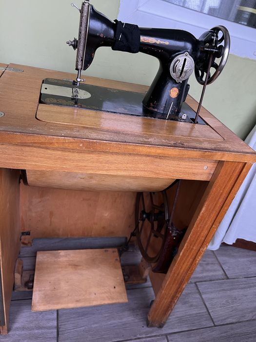 Швейна машинка в тумбі(ножна)