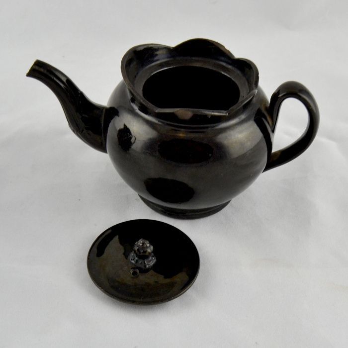 Bule em terracota de fabrico inglês, pintado a preto