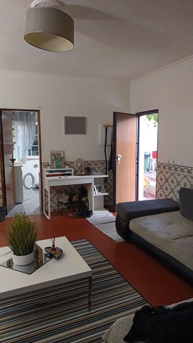 Alugo moradia T2 com jardim