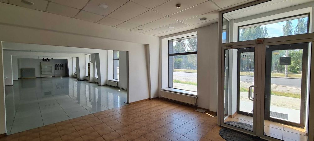 Продаж 790 кв.м. Фасадне приміщення та сто. вул. Космонавтів.