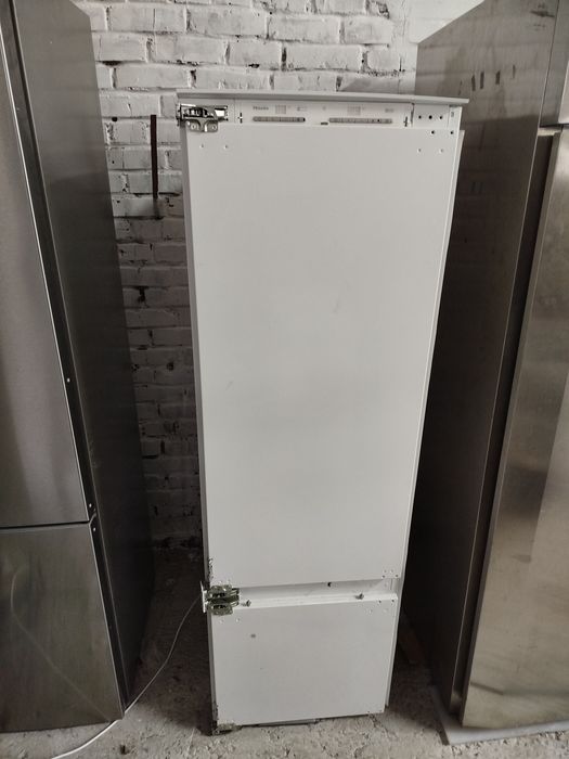 Холодильник під забудову Miele